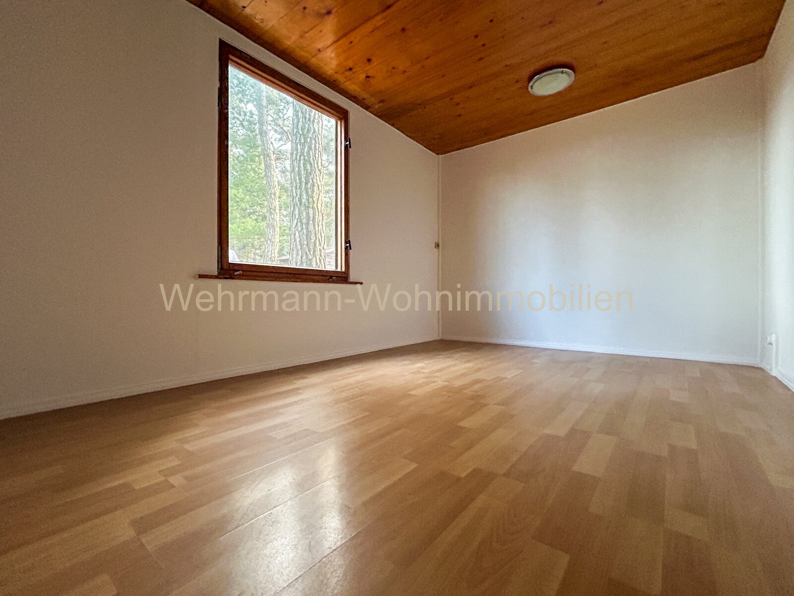 Tolles Sommerhaus mit großem Garten – Idyllische Lage in direkter Seenähe