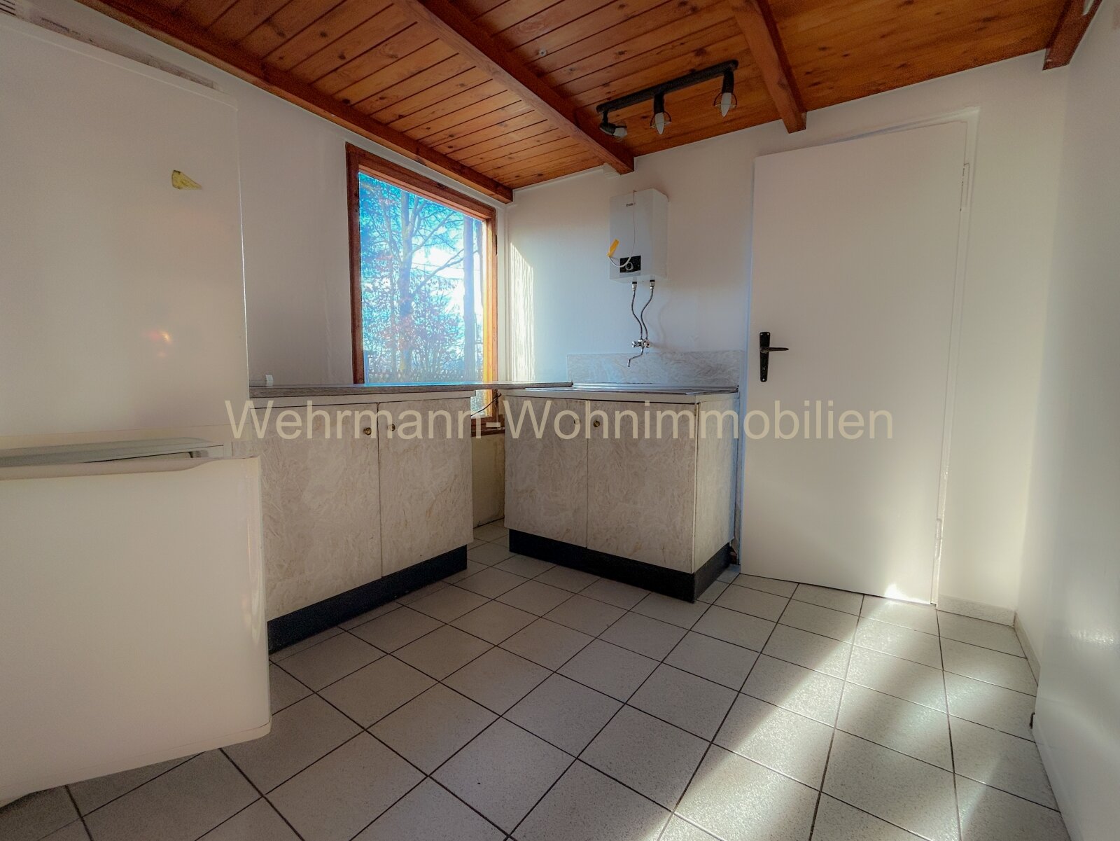 Tolles Sommerhaus mit großem Garten – Idyllische Lage in direkter Seenähe