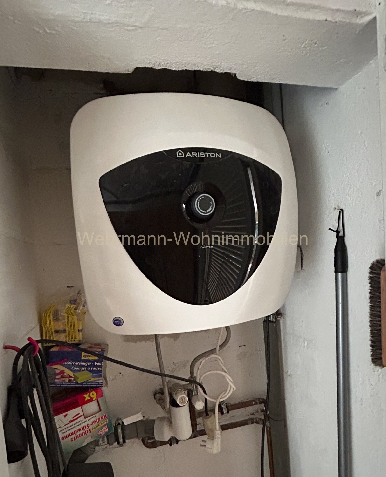 Moderner Warmwasserspeicher Moderner Warmwasserspeicher